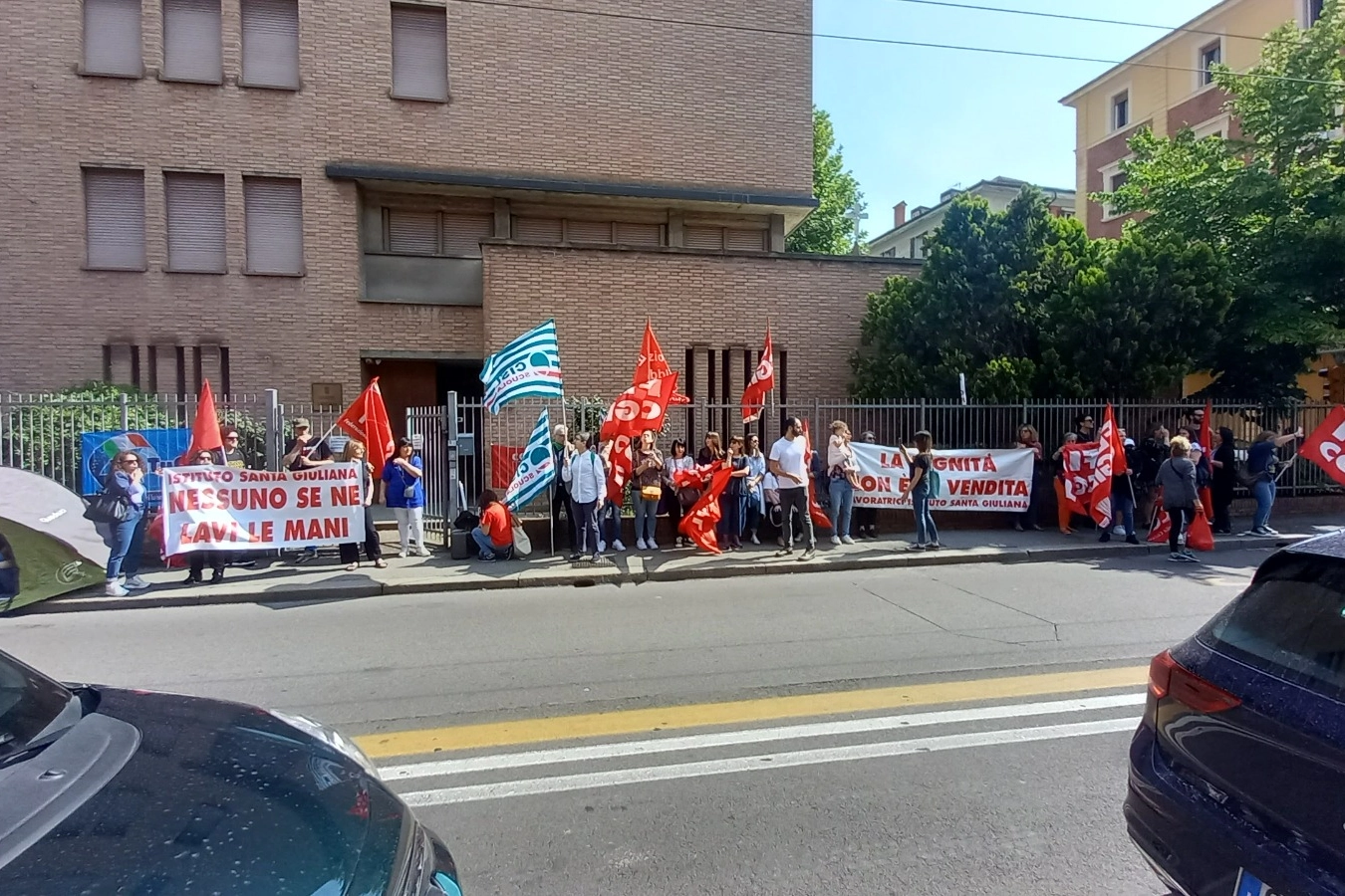 La manifestazione fuori dall'Istituto Santa Giuliana