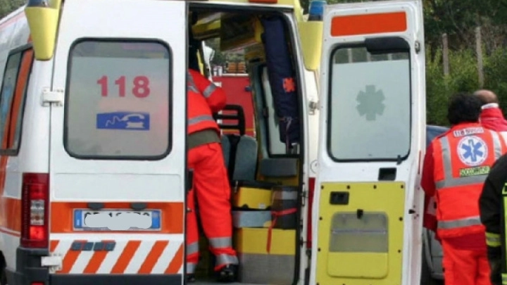 Donna morta in strada a Fabriano, inutili i soccorsi del 118