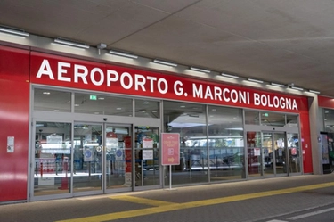 Medico aeroporto di Bologna, il presidio si allontana