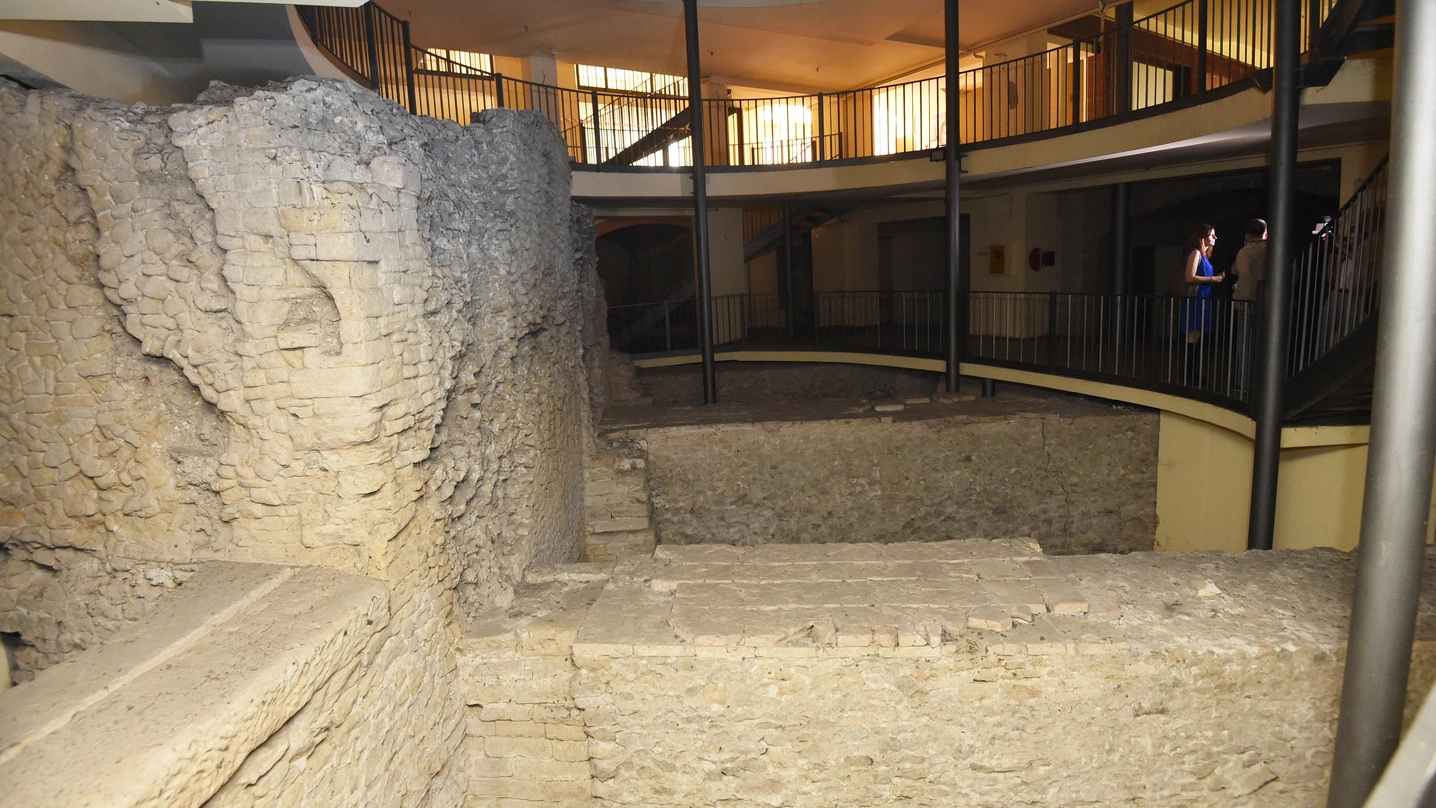 I resti del teatro romano (I sec. a. C.) è il primo teatro in muratura dell’architettura romana