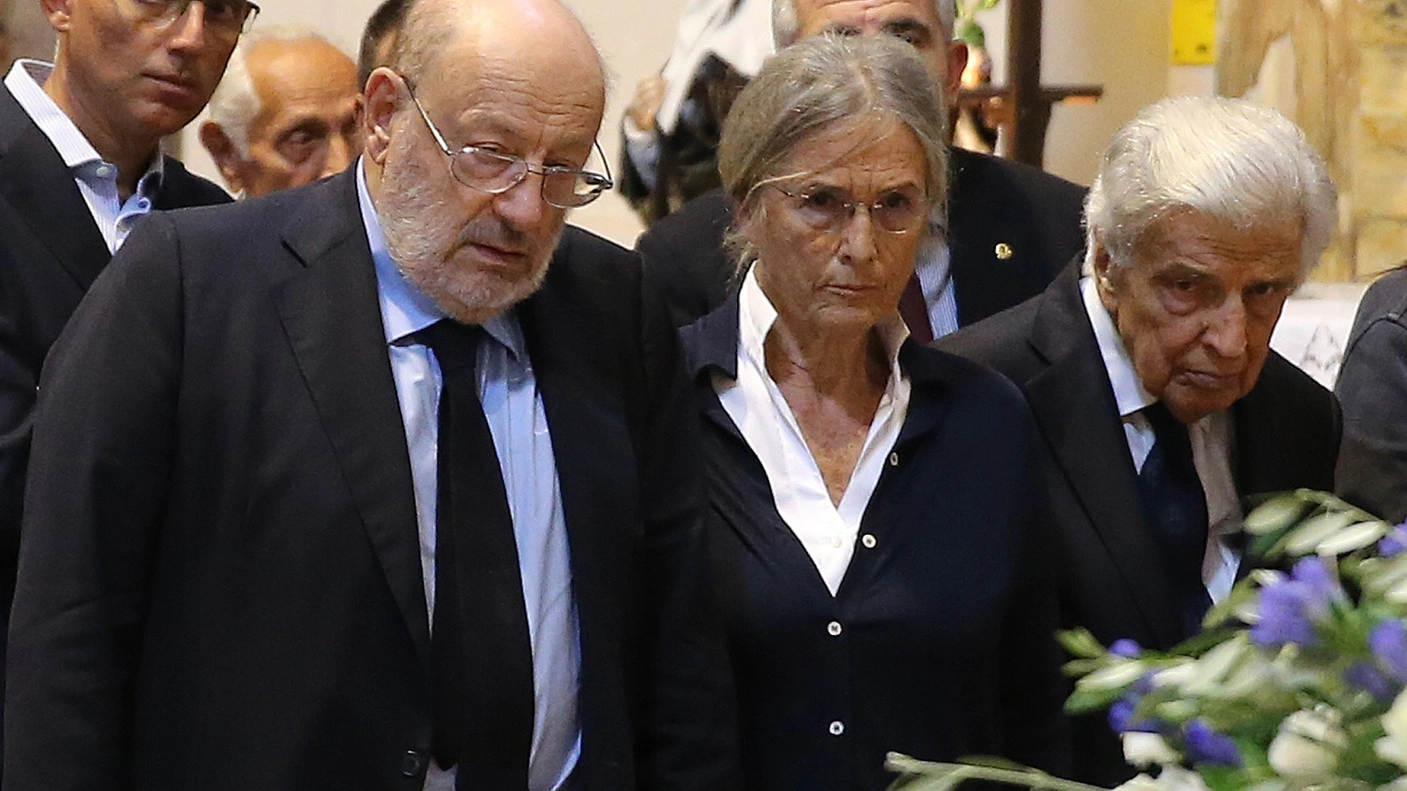 I funerali di Enzo Mancini, da sinistra: Umberto Eco, Franca, moglie di Enzo, e Furio Colombo