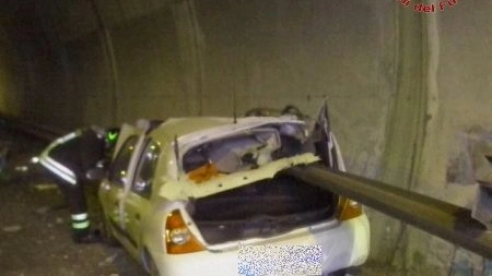 Ancona, incidente sull'asse attrezzato: auto contro guard-rail