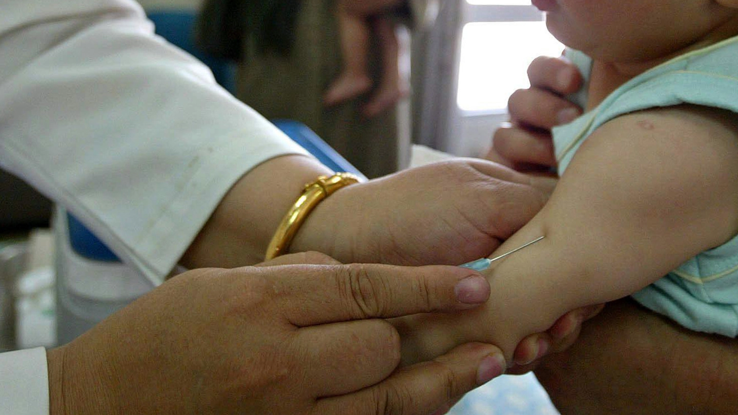 Un bambino viene vaccinato, in una immagine di archivio