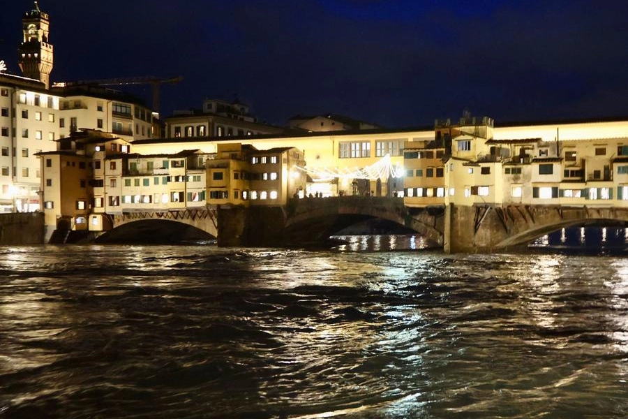 La piena dell'Arno su Ponte Vecchio (New Press Photo)
