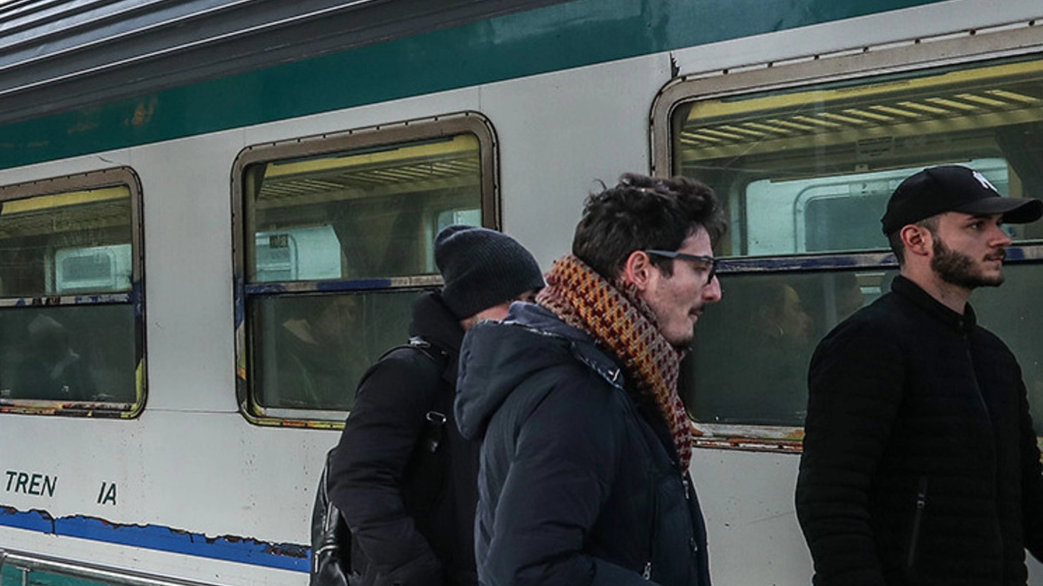 Treni, rincari degli abbonamenti per i pendolari delle Marche (Foto Print)