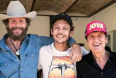 Jovanotti, Valentino e Morandi insieme in occasione della registrazione del video