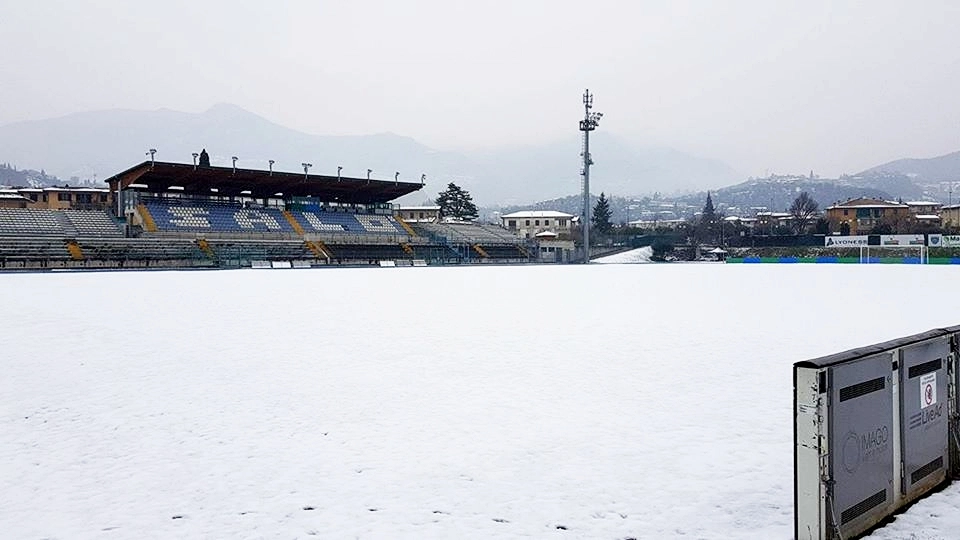 Lo stadio 'Turina' di Salò, in provincia di Brescia, reso impraticabile dalla neve