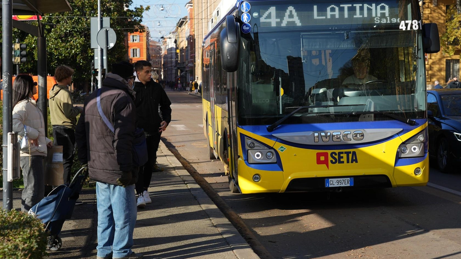 Tagli ai bus, giornata di disagi: "Paga bassa e scarsa flessibilità. Per gli autisti è sempre più dura"