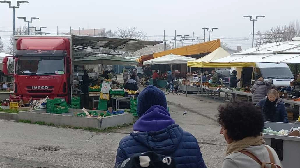 Dal prossimo martedì, le bancarelle alimentari lasciano piazzale Bachelet per fare spazio ai parcheggi. La sosta sarà gratuita per i primi 90 minuti, con agevolazioni per i residenti della ZTL.