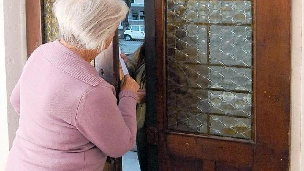 Anziana sulla porta di casa (immagine di repertorio) 