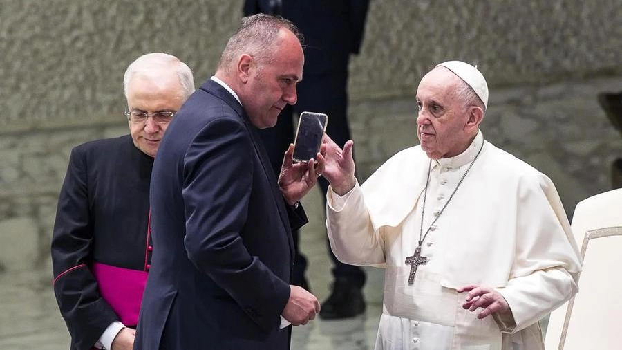 Fuori programma al termine dell’udienza generale: il Papa riceve una telefonata (Ansa)