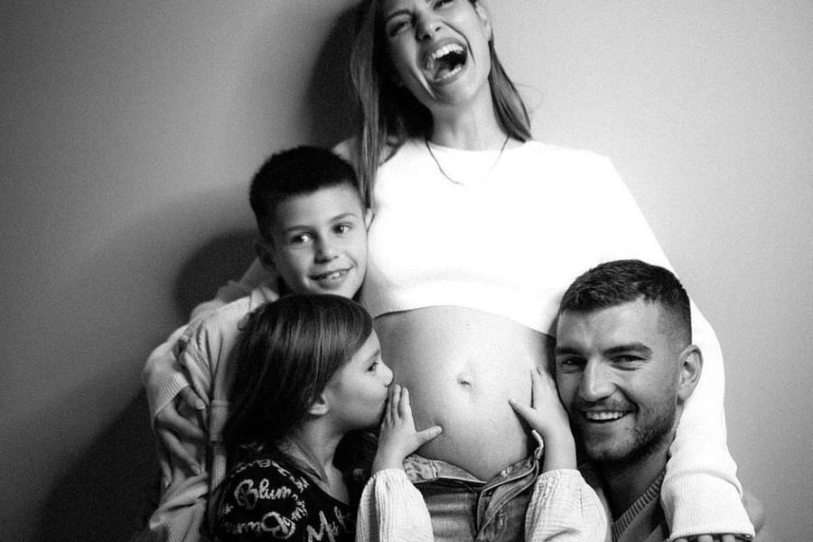 Beatrice Valli, incinta per la quarta volta, con Marco Fantini e i figli