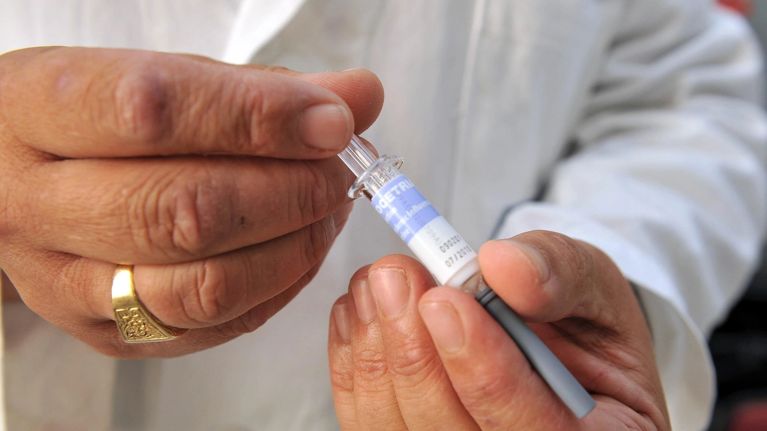 Il vaccino antinfluenzale è gratuito per alcune categorie (foto Dire)