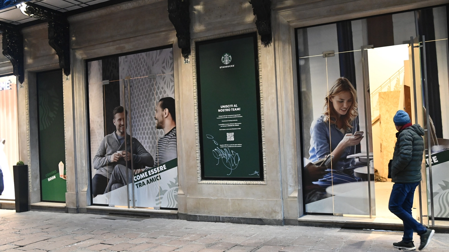 Starbucks apre a Bologna il primo marzo: le vetrine in via D'Azeglio (FotoSchicchi)