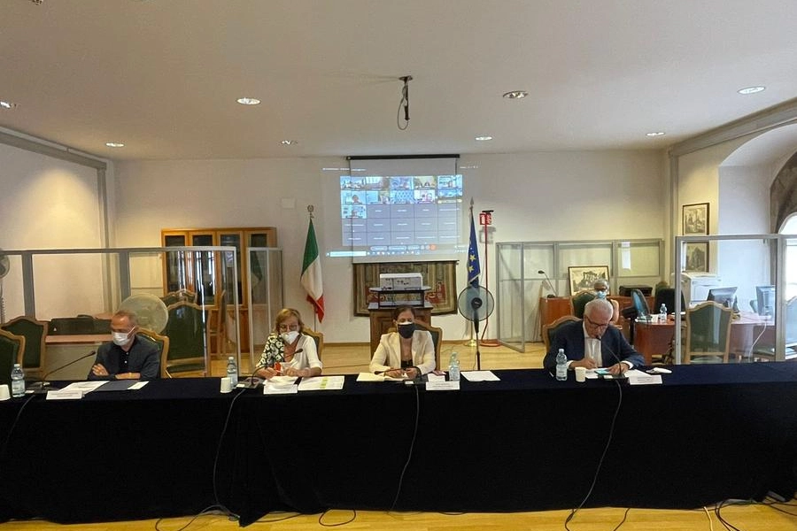 Un momento del tavolo: al centro il viceiministro, alla sua sinistra il presidente Giani