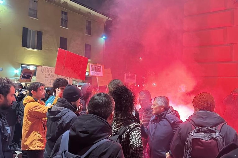 Il presidio dei manifestanti in piazza San Martino 