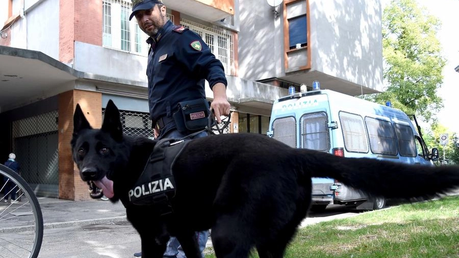 Un agente della polizia di Stato con il cane antidroga 