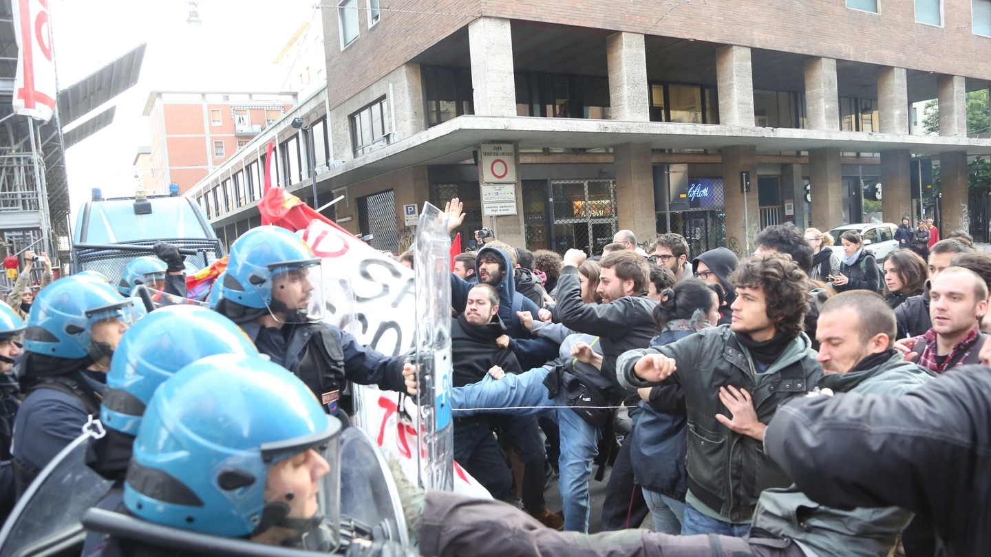 Bologna, sgombero in via Irnerio 13: scontri tra attivisti e polizia (FotoSchicchi)