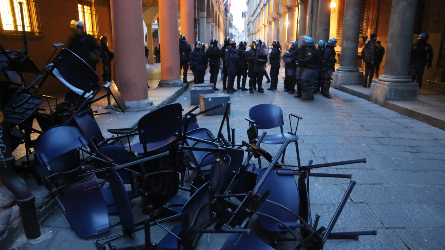 Bologna, gli scontri per la biblioteca al 36 di via Zamboni del 9 febbraio (Schicchi)