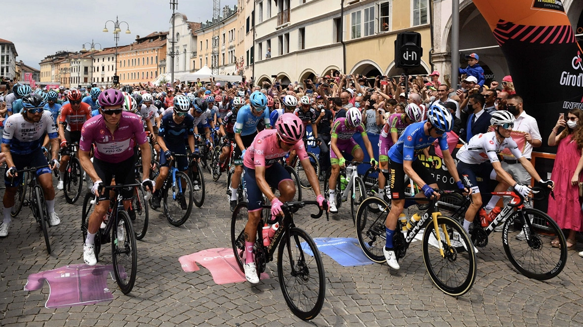 I ciclisti alla partenza di una tappa del Giro d'Italia 2023 (foto ANSA)