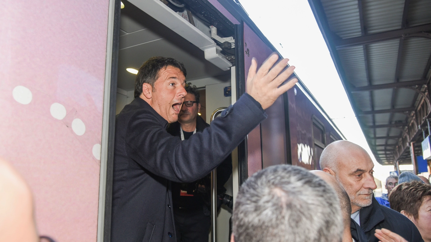 Matteo Renzi in stazione mentre si appresta a ripartire in direzione Reggio Emilia
