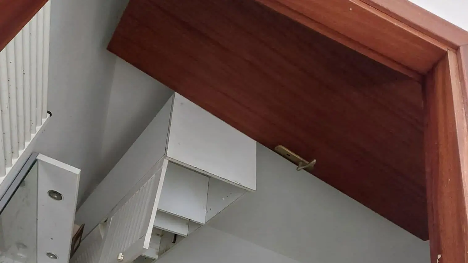 Infissi e mobili spinti dalla corrente sul soffitto