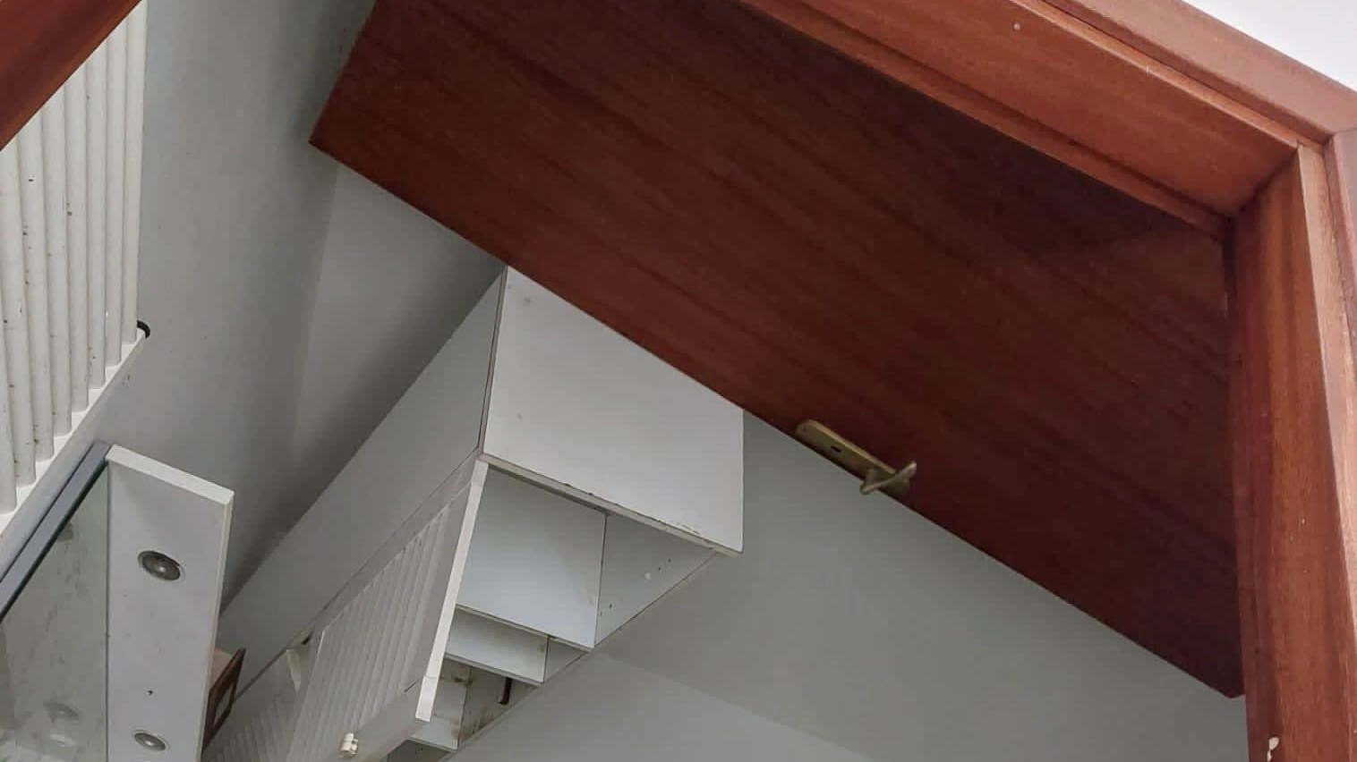 Infissi e mobili spinti dalla corrente sul soffitto