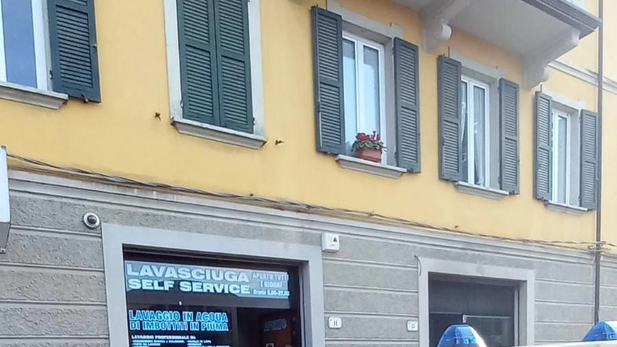 Carabinieri davanti alla lavanderia vandalizzata a Fornovo Taro nel parmense