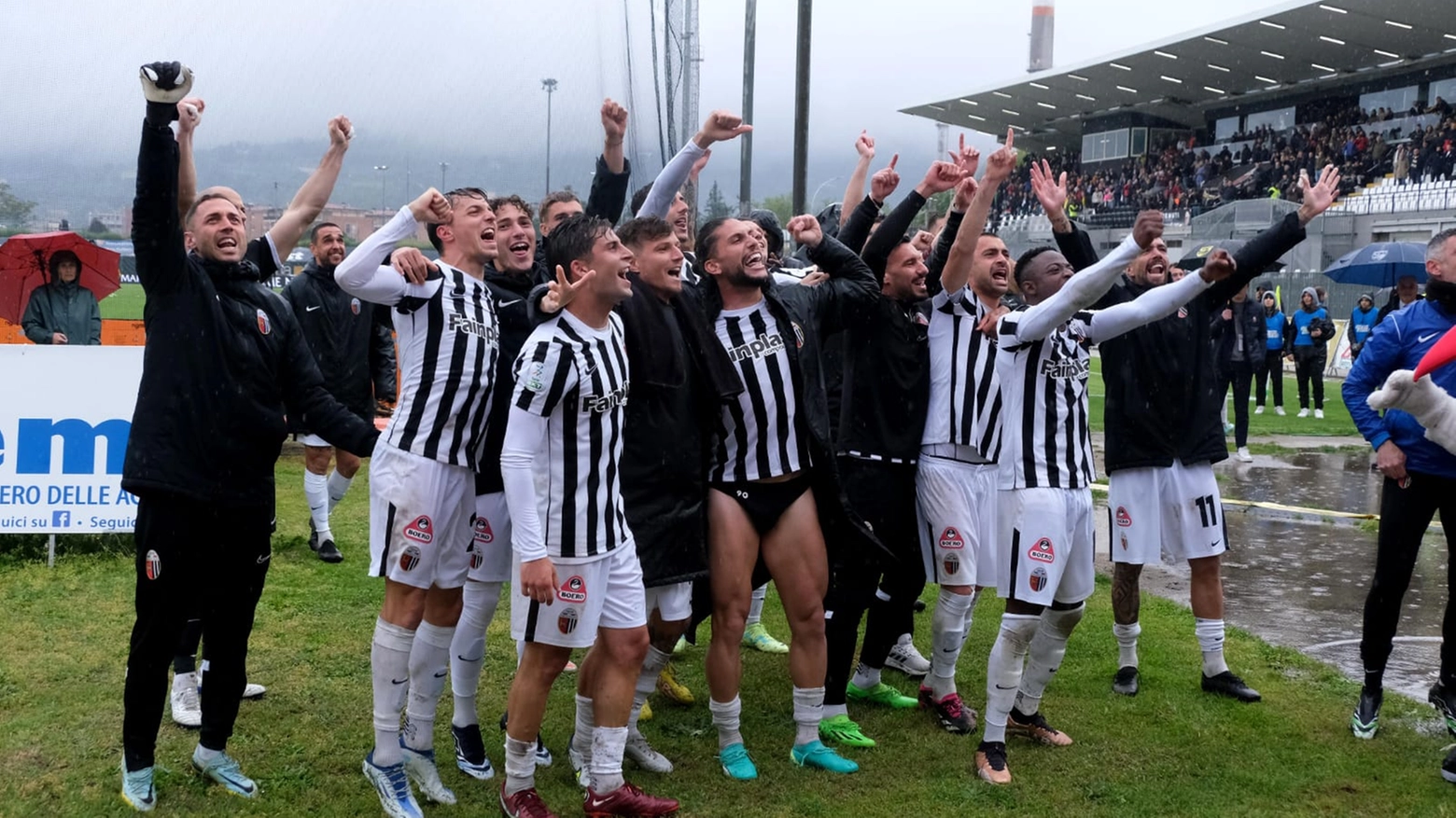 I bianconeri fanno festa a fine partita (foto La Bolognese)