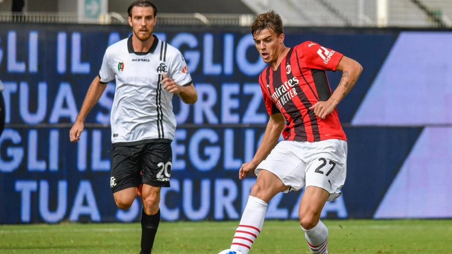 Daniel Maldini in azione contro lo Spezia (Ansa)