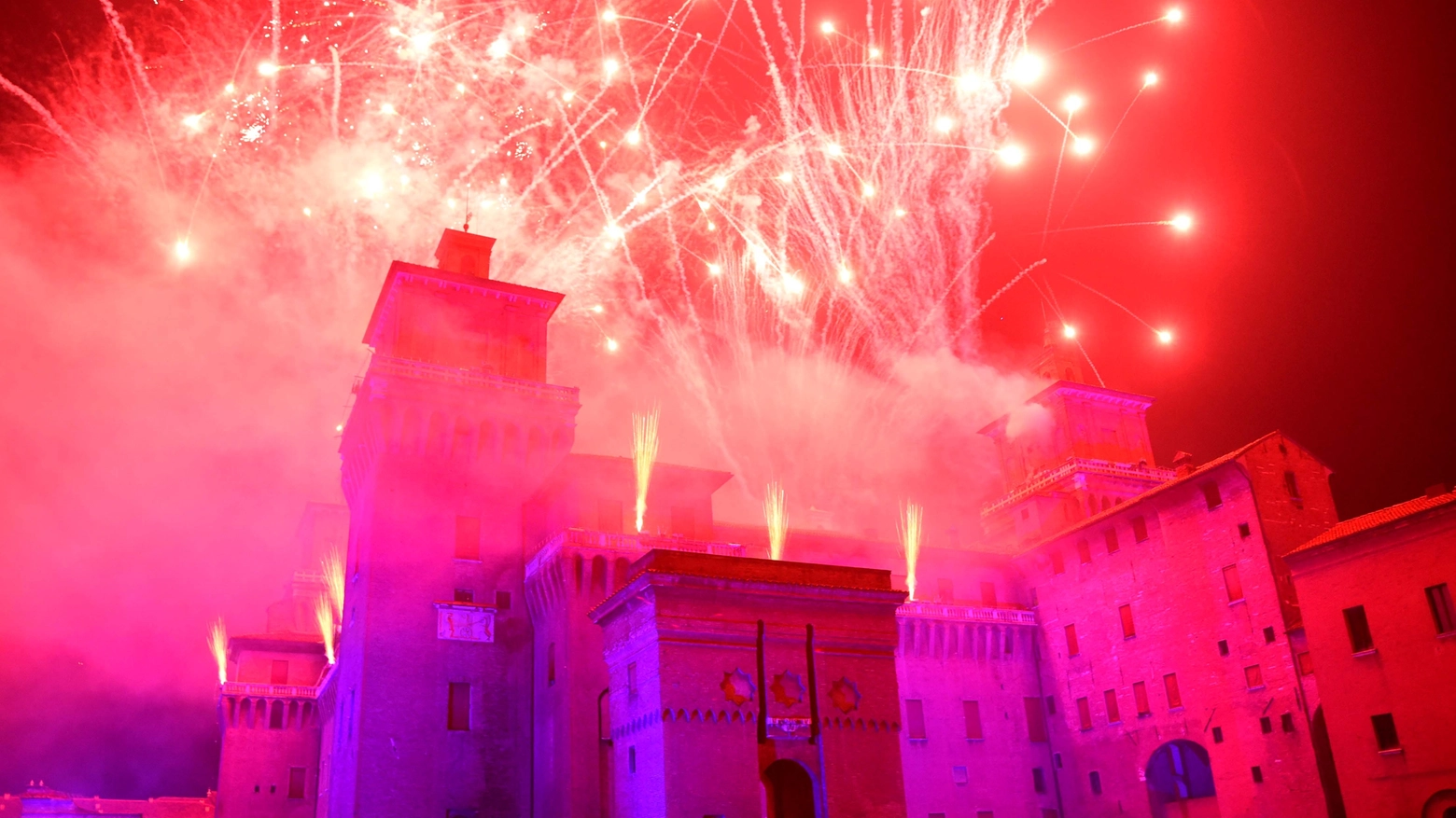 Capodanno 2021, l'incendio del castello a Ferrara (foto Businesspress)