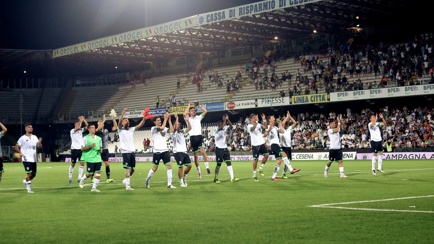 L’esultanza del Cesena a fine partita sotto la Curva Mare che ha applaudito il debutto interno stagionale