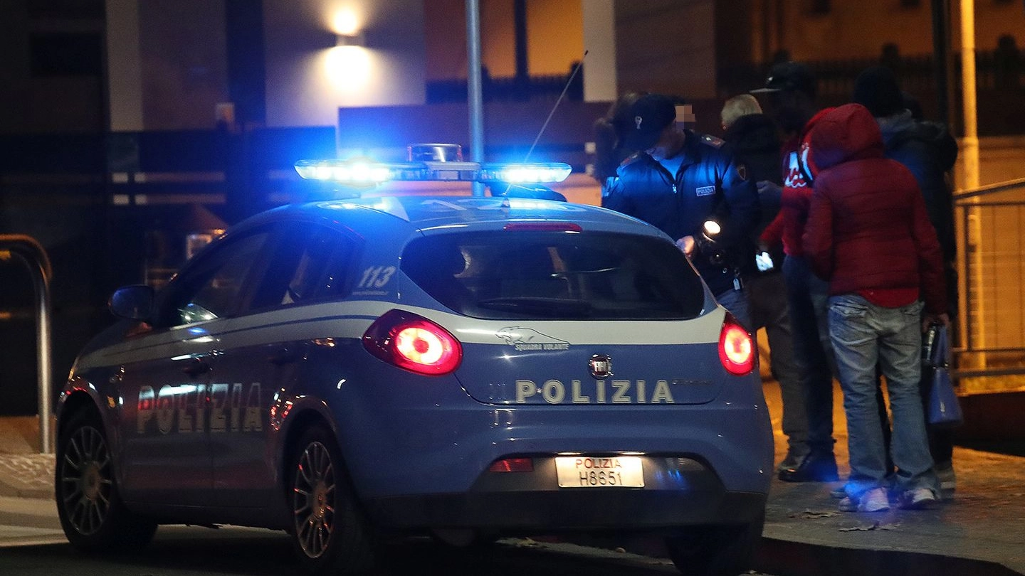 Pesaro, la polizia è intervenuta ed ha bloccato l’uomo (Fotoprint)