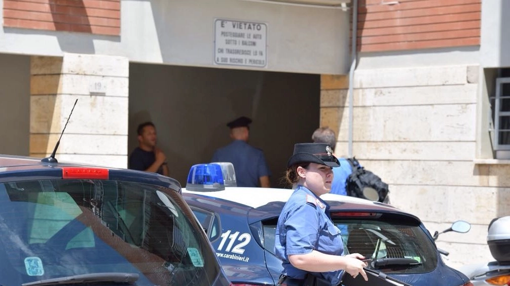 I carabinieri davanti la casa dell'anziana