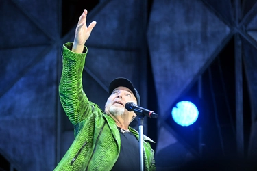 Vasco Rossi, il concerto oggi a Bologna, a migliaia in delirio per il Kom: “Porto gioia in una terra ferita”