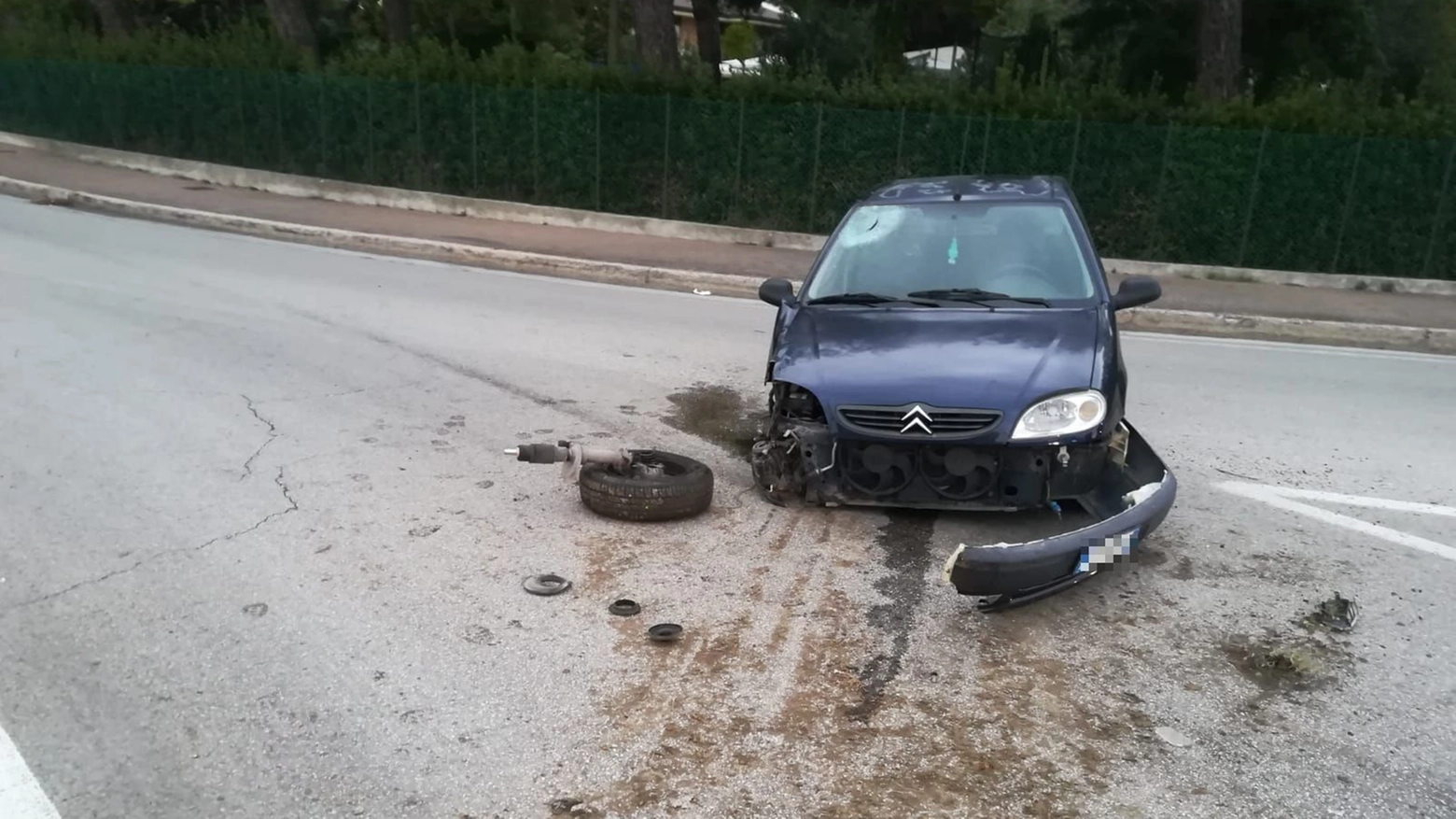 Fermo, l'auto del giovane dopo l'incidente (foto Zeppilli)