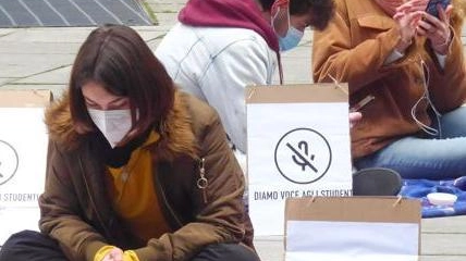 Una protesta di studenti contro la didattica a distanza nelle strade di Milano