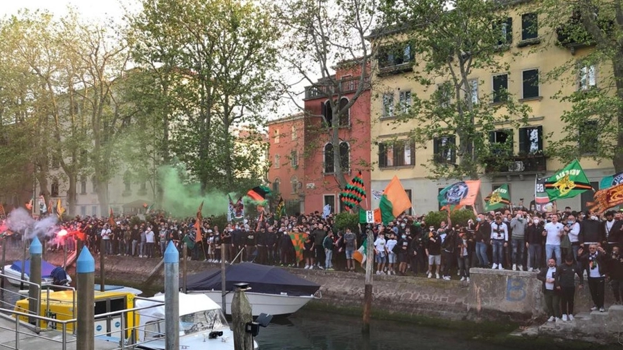 Venezia, bagno di folla a piazza San Marco per la promozione in Serie A