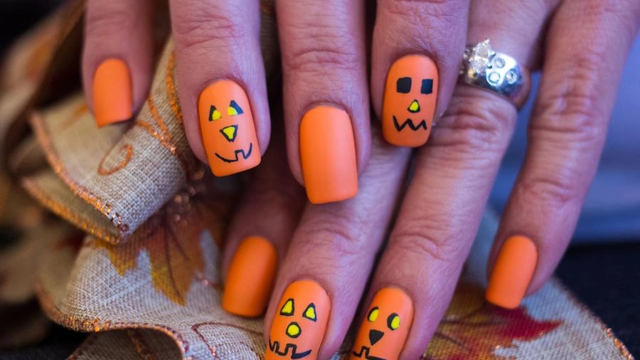 Nail art a tema Halloween