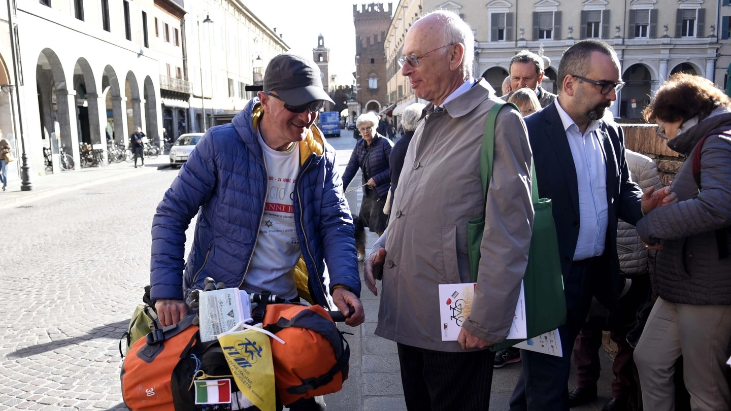 Il ciclista Giovanni Bloisi accolto davanti al Castello dal presidente della Fondazione Meis Dario Disegni