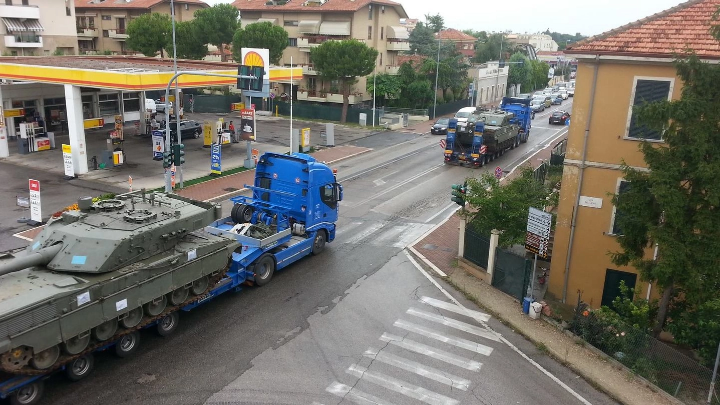 Pesaro, carri armati sulla Statale Adriatica