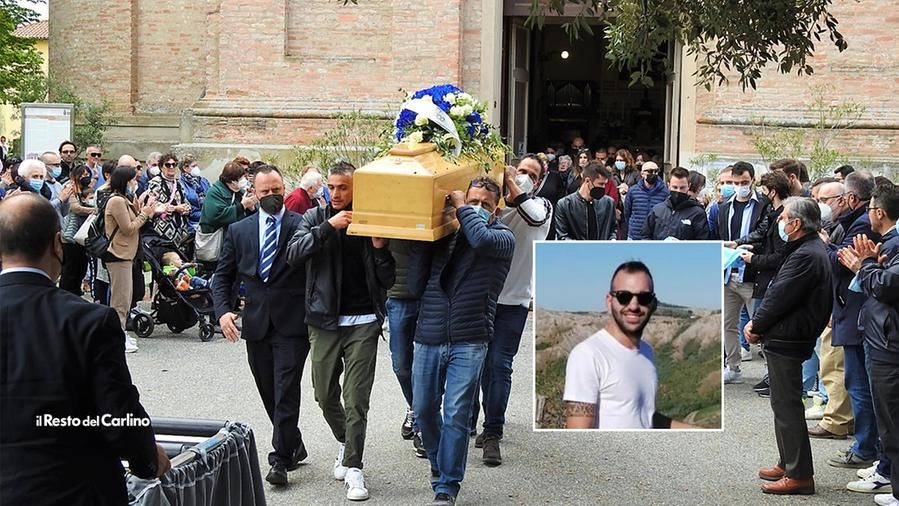 Tutta Barbiano (Ravenna) al funerale di Luca Bandini