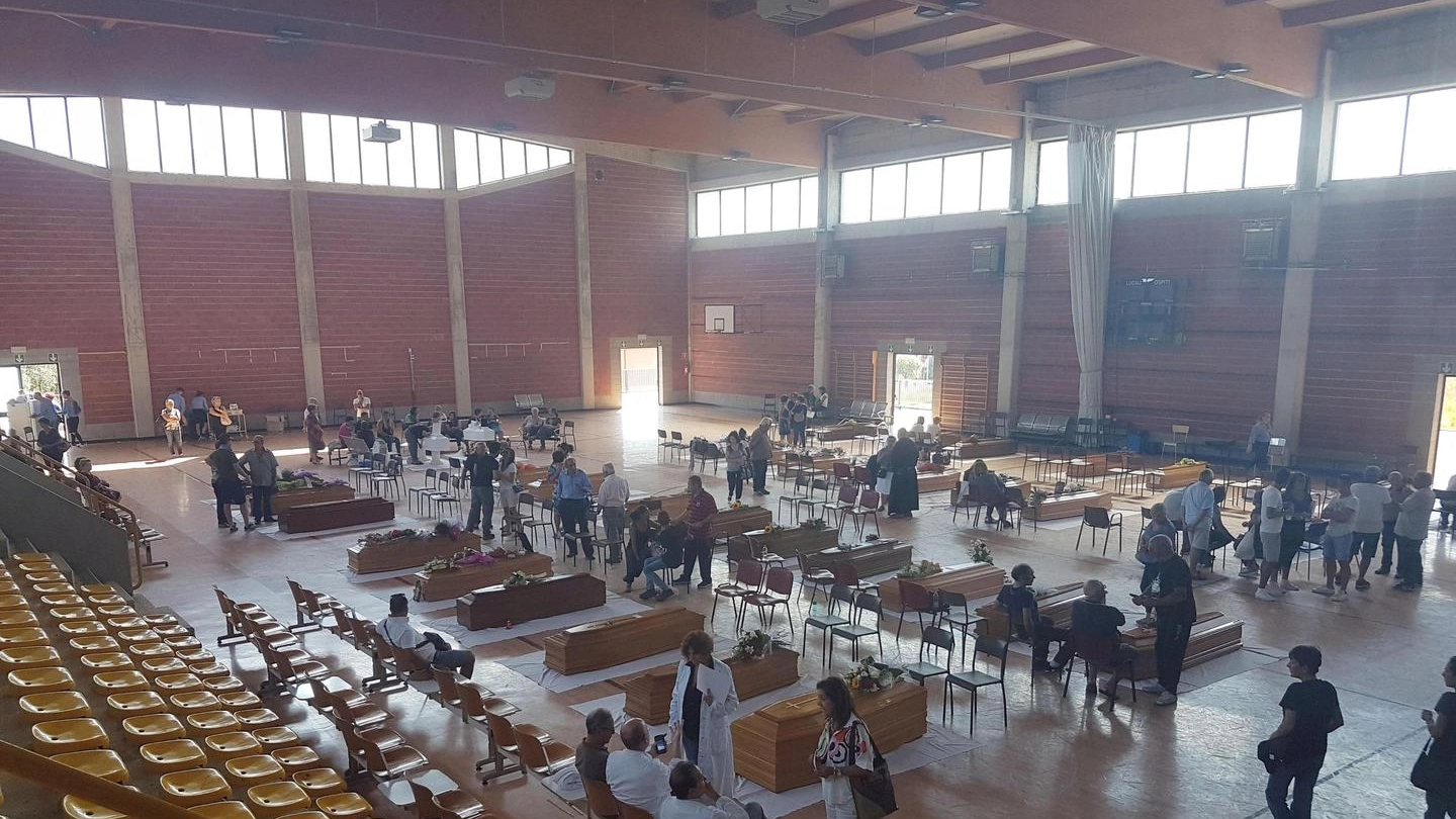 Terremoto, la palestra di Ascoli dove sono state sistemate le bare delle vittime (Ansa)