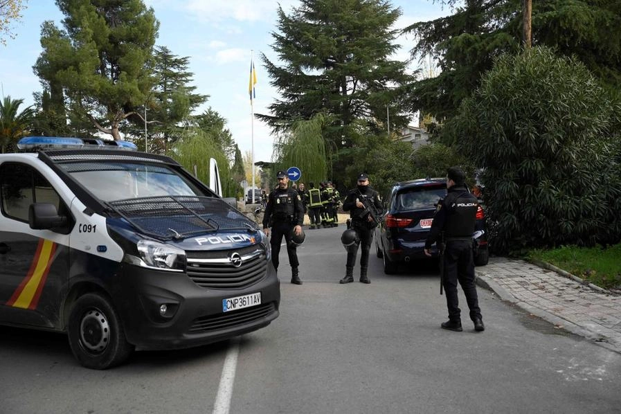 Le forze dell'ordine spagnole davanti all'ambasciata ucraina