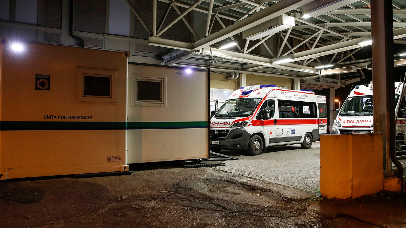 Ospedale di Pesaro, all'esterno del pronto soccorso per i controlli sul coronavirus