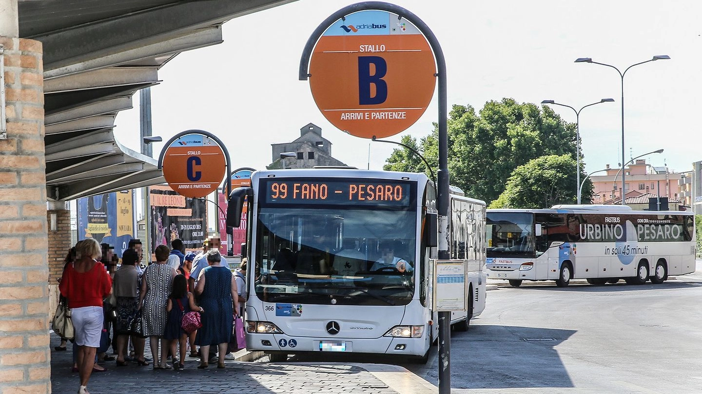 Fermata dell'autobus in via Pisacane (Fotoprint archivio)