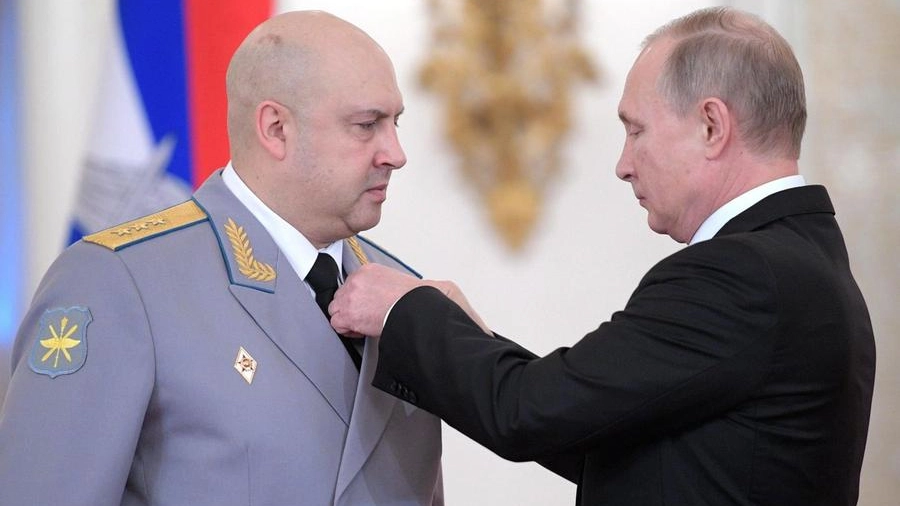 Vladimir Putin decora il Comandante delle truppe russe in Siria, Sergei Surovikin (Ansa)
