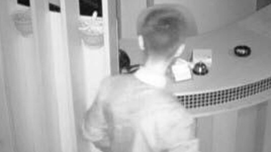 Una delle immagini delle telecamere  del ladro in azione all’hotel Ausonia