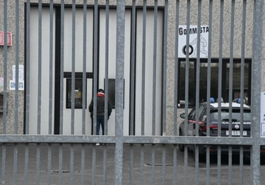 Infortunio sul lavoro a Bologna, operaio cade dal capannone: morto