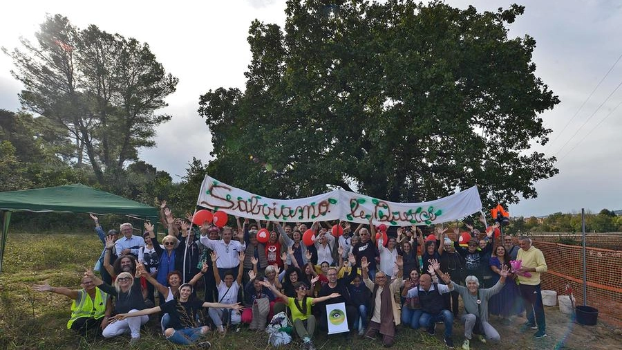 La protesta degli ambienalisti in via Carloni a Pesaro (foto Toni)